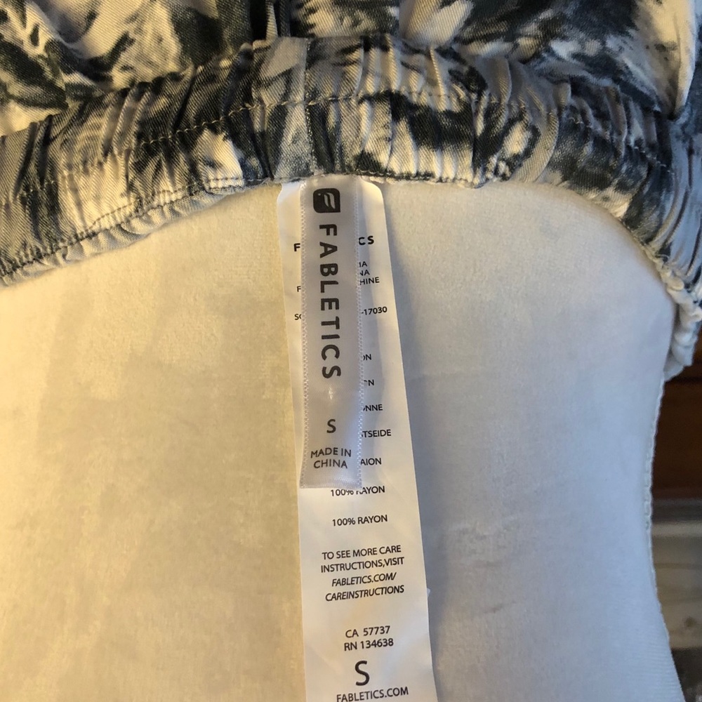 Fabletics workout shorts - Picture 4 of 5
